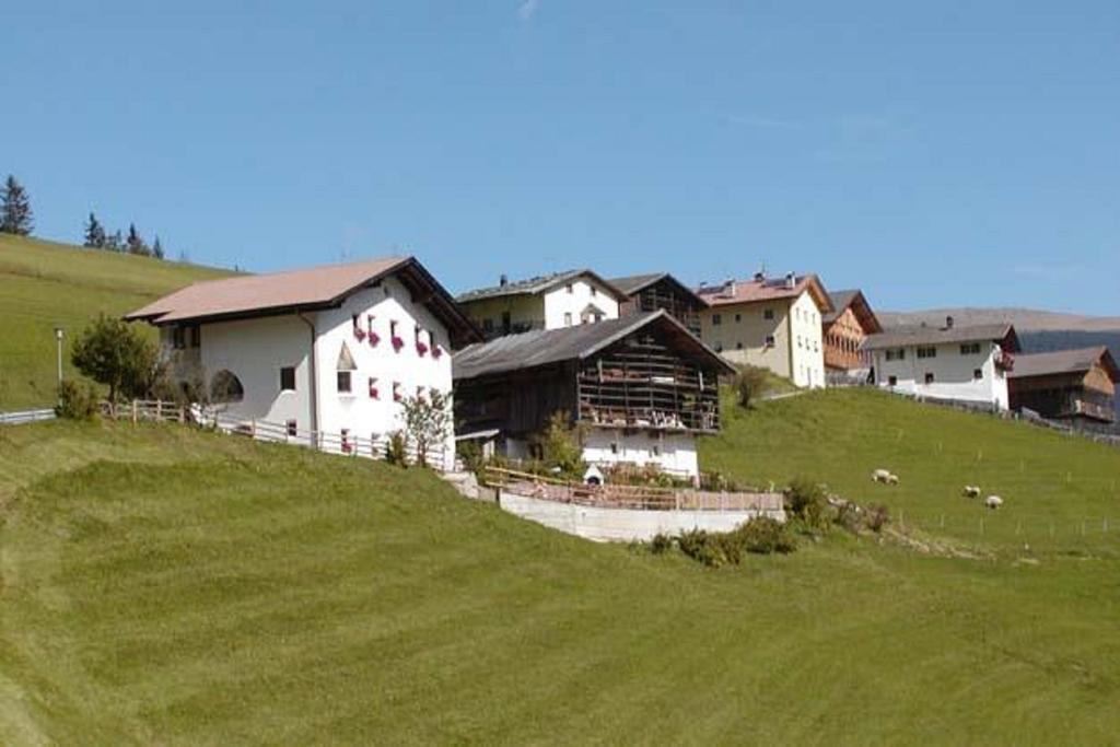 Agriturismo Apartments Tuene Ortisei Exteriér fotografie